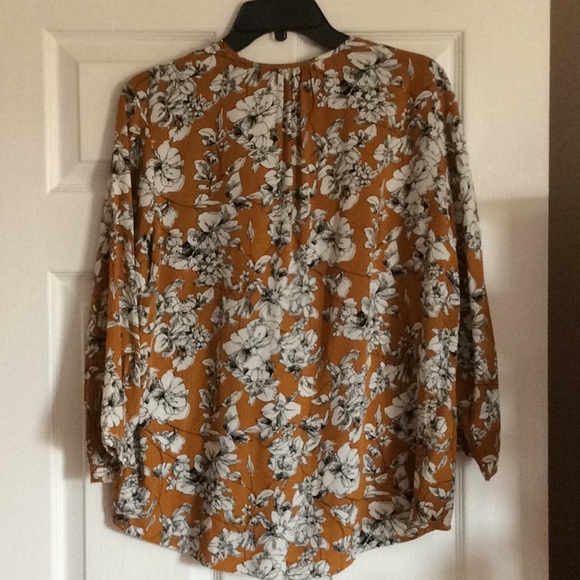 fun2fun V-Neck Floral Blouse in Size M - Picture 6 of 8